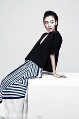 组图：高露时尚御姐写真 性感前卫彰显熟女魅力