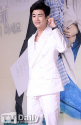 组图：金贤珠出席发布 透视白裙纯美性感