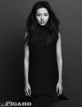 高清图：董洁拍杂志封面 黑白照片显高贵气质