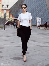 组图：宋佳OL装出街 粉绿配黑白清新鲜活