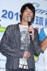 组图：李圣杰黄品源结缘网球 为网球明星赛做宣传