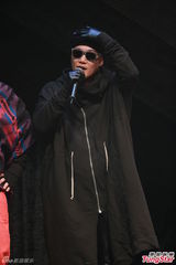 组图：陈奕迅黑斗篷装亮相叱咤 黑布蒙头无厘头