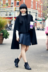 组图：吴莫愁时装周街拍曝光 百变造型显自信