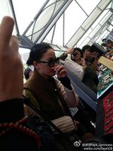 组图：王菲民族风装扮游丽江古镇素颜逛街