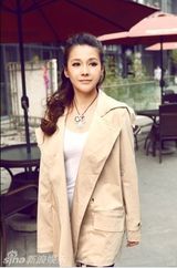 组图：邓紫衣街拍秀今秋流行款 惬意享受人生