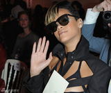 幻灯图集：蕾哈娜现身巴黎秀场 不忘招手秀亲切