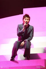 组图：张信哲红馆开唱 深情演绎哲式情歌