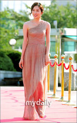 组图：朴有天闵孝琳等众星亮相首尔电视颁奖礼红毯