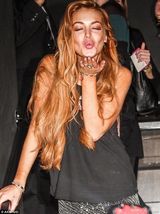 组图：林赛-罗韩露乳险走光 夜店与众男调情