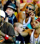 组图：麦当娜与小男友亲密搂抱 裹头巾素颜低调