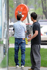 组图：窦骁购豪车 冯绍峰陪同当参谋