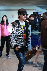 组图：李宇春黑超潮装抵京 26日登上海开唱