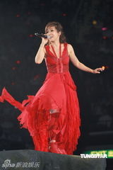 组图：林忆莲红馆开唱从天而降 与男舞伴跳贴身辣舞