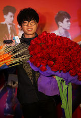 组图：快男携合辑北京首签 歌迷力挺人气爆棚