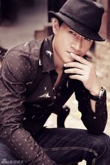 组图：何晟铭拍杂志大片 打造时尚复古新风尚