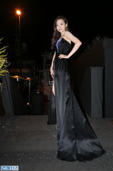 组图：张靓颖水晶礼服亮相戛纳 曳地长裙秀美腿