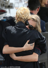 组图：出柜超模与女友游戛纳 又亲又抱毫无忌讳