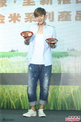 组图：罗志祥代言化身农夫 草帽单车齐上阵
