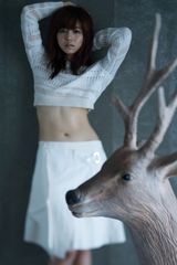 组图：陈妍希生日被骗拍露脐写真饿出人鱼线