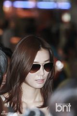 组图：韩星孙泰英现身机场 米色吊带衫显清凉