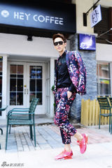 组图：徐正曦时尚街拍 印花西装演绎花样美男