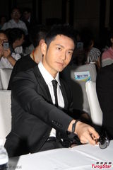 组图：陈乔恩祝福周迅喜结连理 对男友没要求