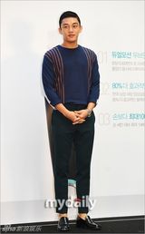 组图：韩星刘亚仁出席图片展 展型男魅力