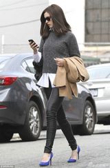 组图：安妮-海瑟薇学院装扮嫩 秀发飘逸展知性美