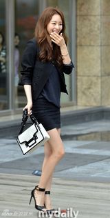 组图：韩星韩艺瑟出席活动 迷你裙秀美腿