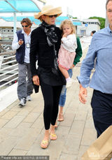 组图：乌玛-瑟曼抱娃现身 女儿挥手萌态十足