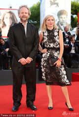 组图：导演格罗宁留胡须个性亮相威尼斯红毯