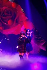 独家：少女时代TTS热辣献唱 下叉劈腿秀舞功
