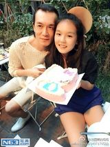 组图：哈文全家与友聚会 李咏与女儿关系似朋友