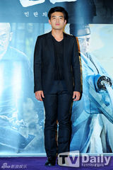 组图：韩星姜东元退伍后首亮相显拘谨