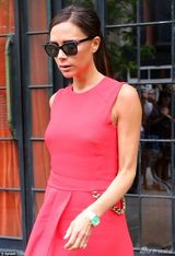 组图：贝嫂红色长裙冷艳现身 腰间金链条抢眼