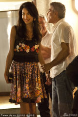 组图：克鲁尼携未婚妻聚会 老夫少妻恩爱甜蜜