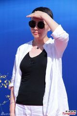 组图：宋丹丹顶酷暑出席活动 巴图孝顺陪同