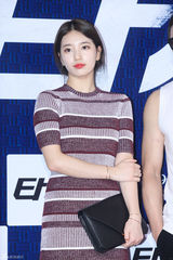 独家：崔丹尼尔宣传新片戴眼镜似哈利波特