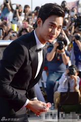 组图：全智贤百想低胸绣花粉裙唯美 金秀贤呆萌