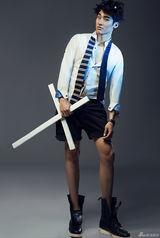 组图：张赫全新写真曝光 衬衫短裤不改型男本色