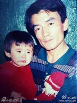 组图：明星奶爸齐过父亲节 陈坤携子卖萌抢镜