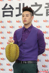 组图：潘玮柏发片撞世界杯 变魔术玩求婚