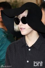 组图：T-ara机场齐亮相 墨镜热裤超时尚