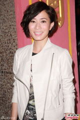 组图：佘诗曼剧组探班　黑白色系搭配酷劲十足