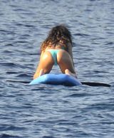 组图：蕾哈娜穿比基尼泛舟 水中央撅翘臀扯内裤