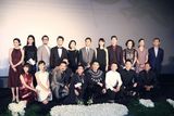 组图：黄轩出席电影首映礼 年轻绅士玩味复古风