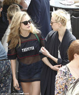 组图：出柜超模与女友游戛纳 又亲又抱毫无忌讳