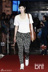 组图：玄彬走红毯人气旺 争相握手显亲和