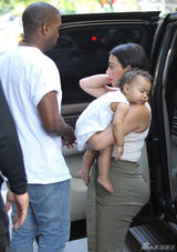 组图：潮妈卡戴珊抱娃出街 萌娃怀中睡得香