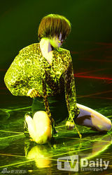 组图：BoA与EXO-K劲歌热舞助阵MCD十周年